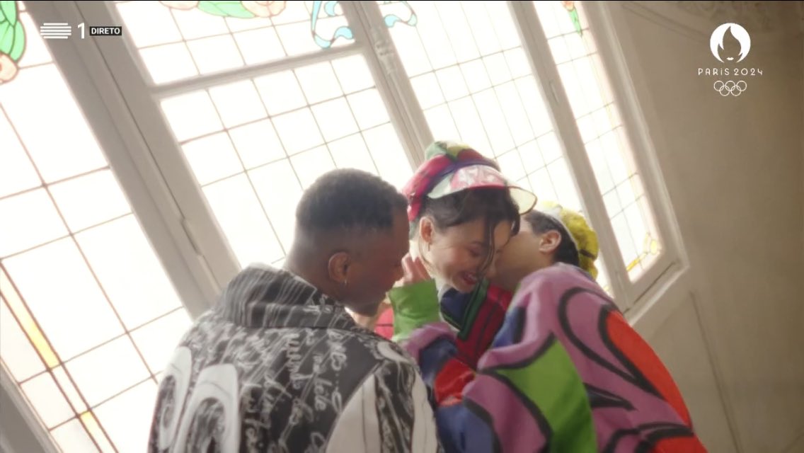 França homenageia “ménage à trois” durante abertura dos Jogos Olímpicos de Paris