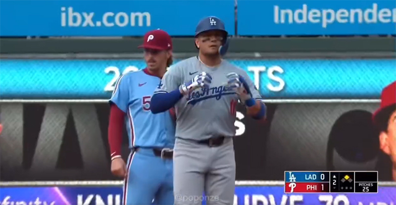 Jogador de baseball adere à trend “São Amores”, de Pabllo Vittar, durante partida nos EUA