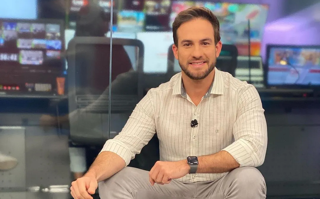 Daniel Adjuto entrevista gari agredido em metrô e desabafa no SBT: “Também sou gay, e daí?”