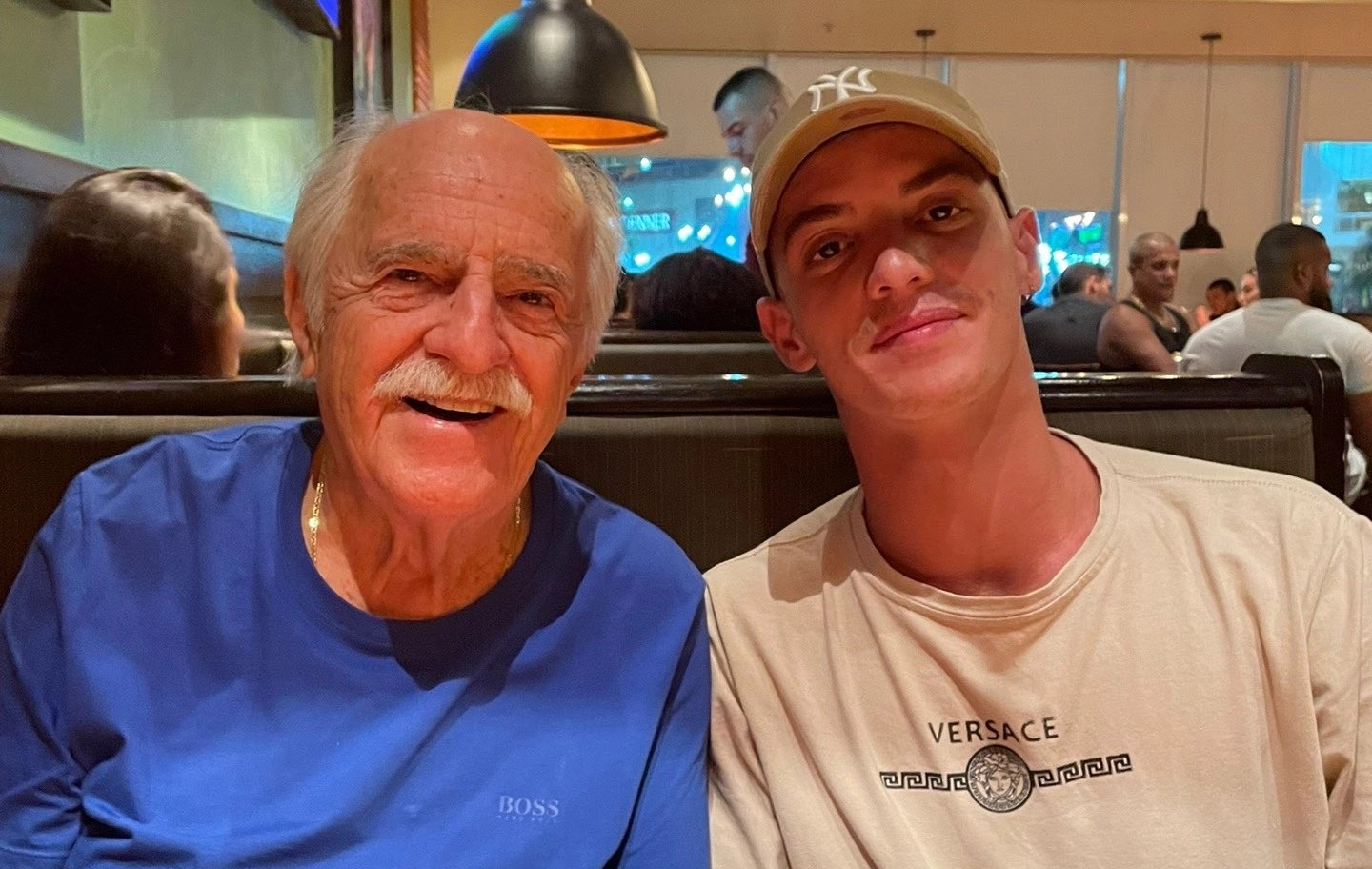 Assessoria de Ary Fontoura nega romance com rapaz 70 anos mais jovem e diz que não o conhece