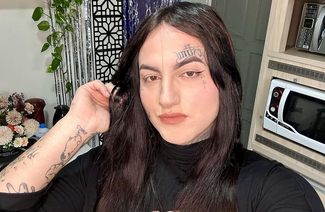 Ameaçada com rojões, influencer trans denuncia ataques que vem sofrendo onde mora em SC
