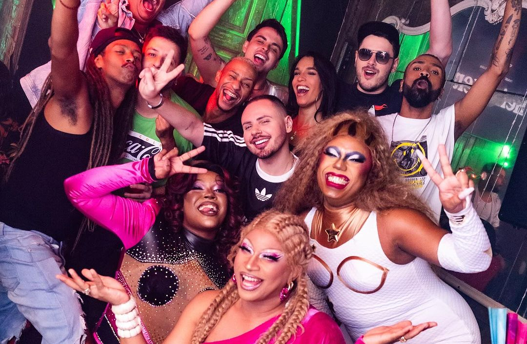 Pink Flamingo é destaque no Grindr como ponto imperdível no Rio: “Bar mais quente de Copacabana”