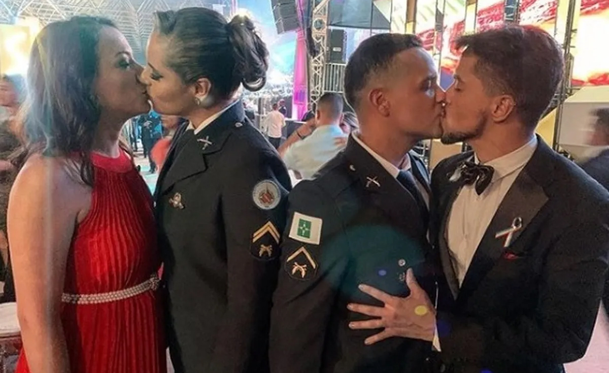 Juíza condena nove policiais por homofobia após foto de beijo em formatura da Polícia Militar do DF
