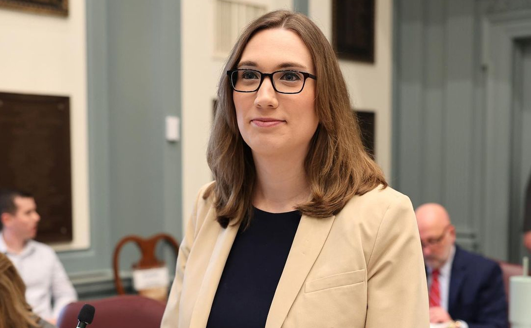 Primeira deputada trans eleita nos EUA terá que usar banheiro masculino no Congresso