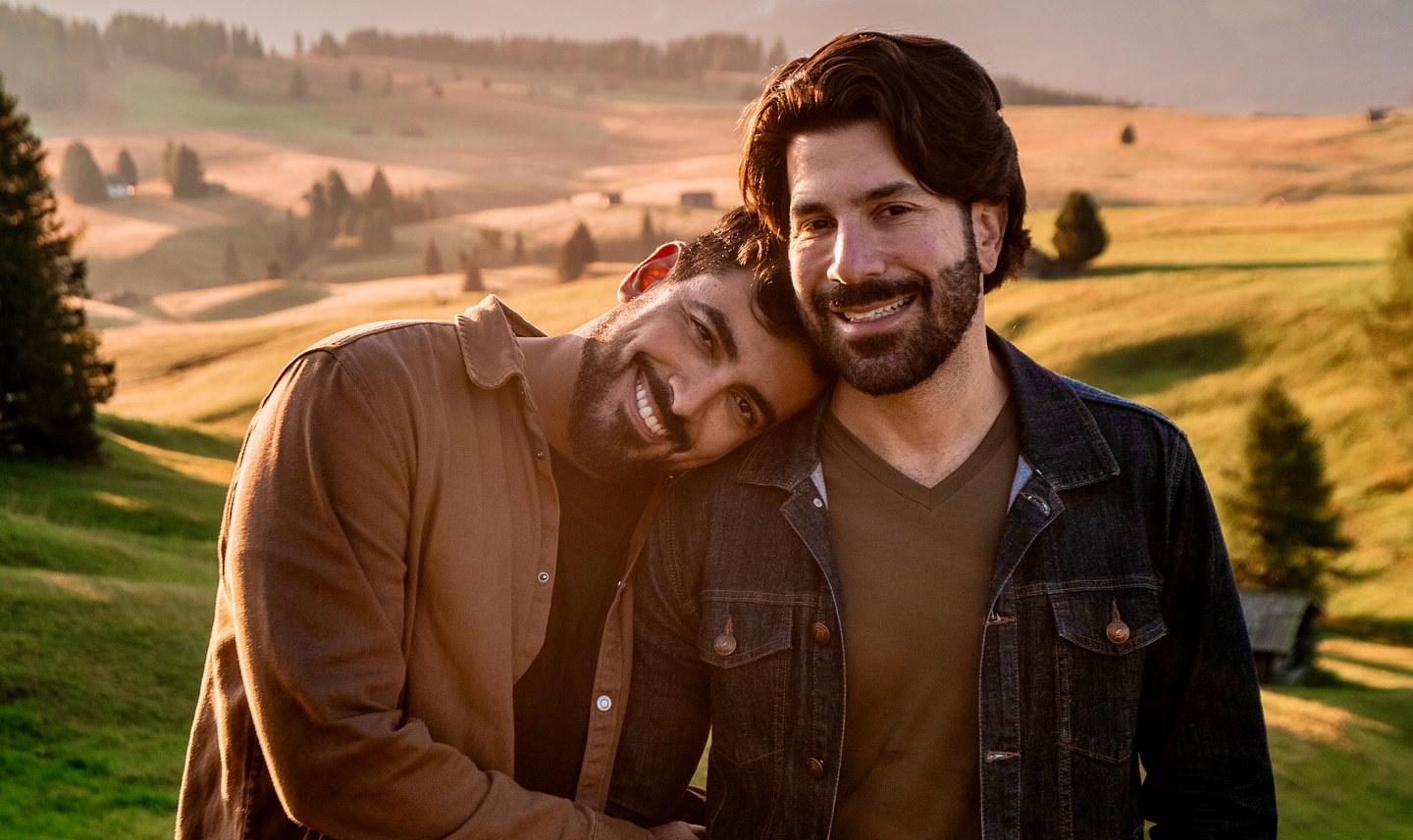 Casal gay viraliza ao expor ofensa de internauta e responder ataque com deboche