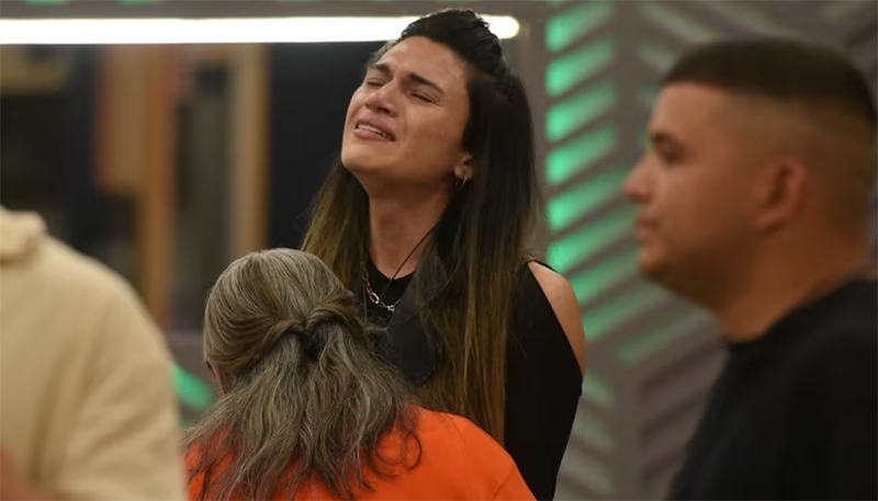  Participante do Big Brother argentino é surpreendida e vê mãe pela primeira vez após transição