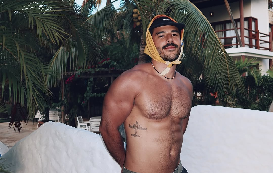 BBB 25: Mateus Pires divide opiniões nas redes com vídeos cantando: “Pelo menos é bonito”