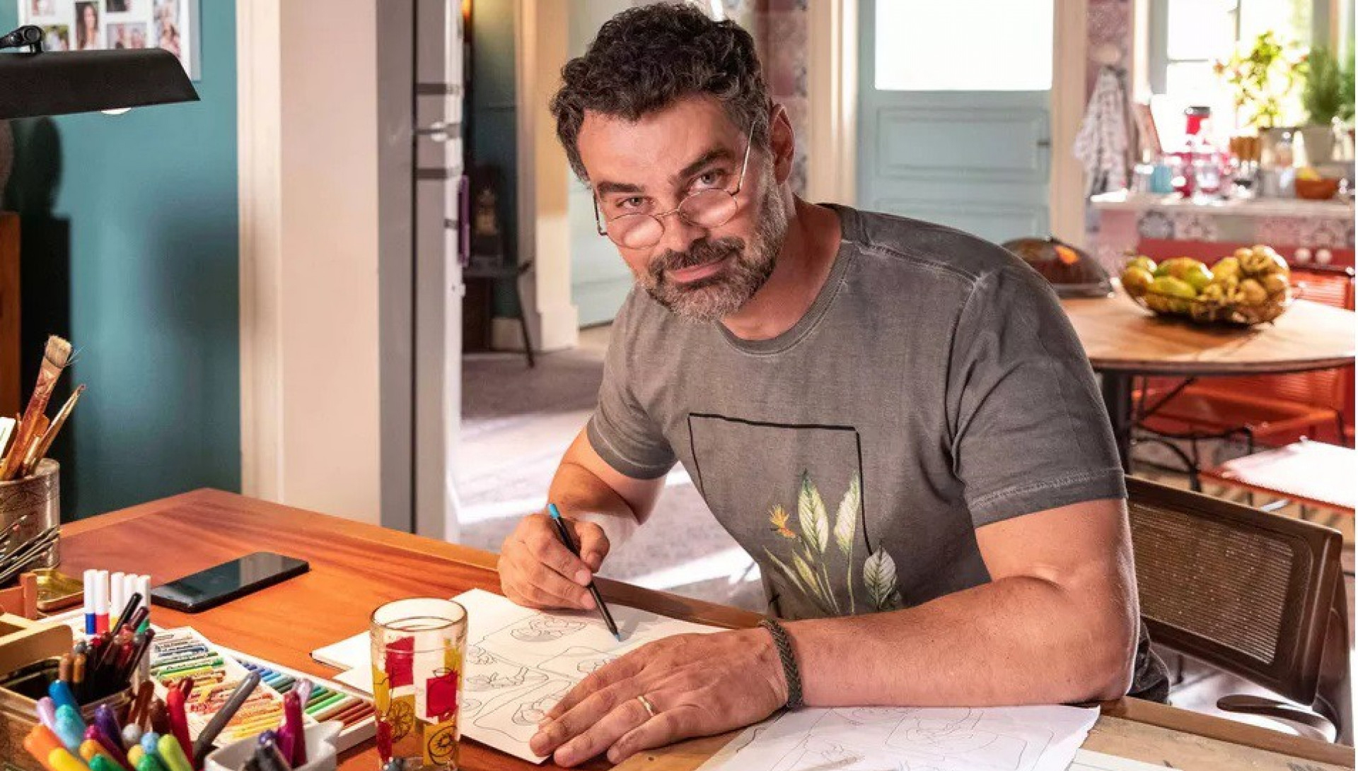 Carmo Dalla Vecchia ironiza sobre “virar gay” após entrar na Globo: “Lutei, lutei, mas eles ganharam”