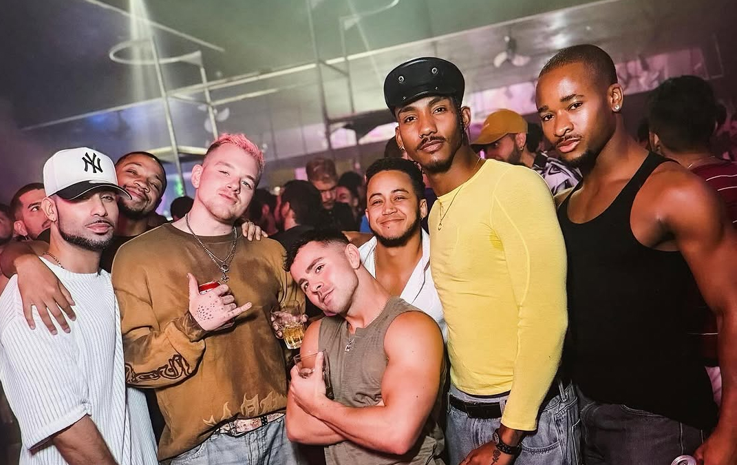 Dançarinos de Lady Gaga curtem noitada latina na Pink Flamingo, no Rio, antes de show em Copacabana