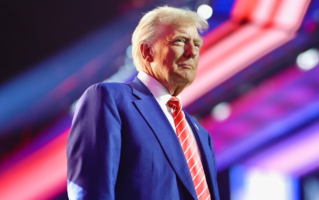 Trump choca ao chamar apoio a crianças trans de “abuso infantil” em discurso oficial