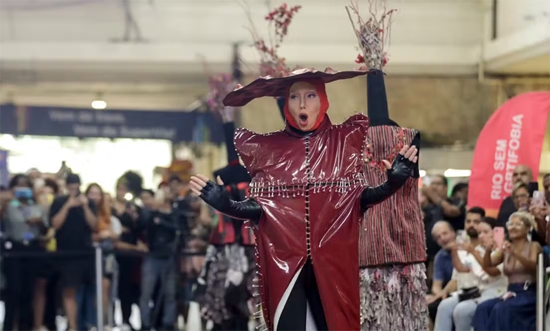  Lady Gaga no Rio: Drag queens desfilam na estação Central do Brasil em homenagem à cantora