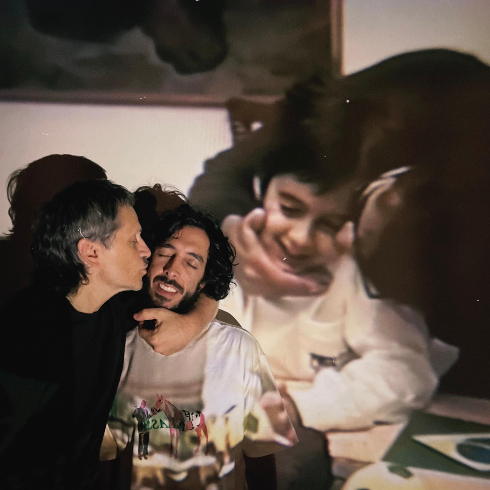 RJ: Peça propõe mergulho sensível nas complexas relações entre pais e filhos LGBTs