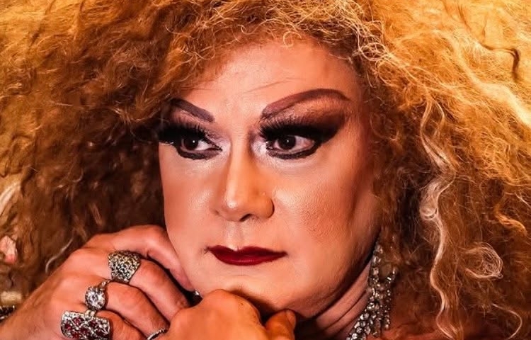  Lenda drag, Eula Rochard expõe etarismo no Grindr e rebate ofensa: “Você será eternamente jovem?”