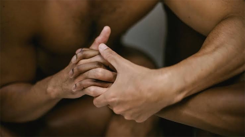  “Meu parceiro nunca fica duro durante o fisting. Ele está gostando mesmo?” — colunista responde
