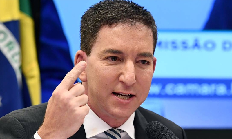  Glenn Greenwald aparece vestido de empregada e sendo insultado em vídeo vazado: “Não tenho vergonha”
