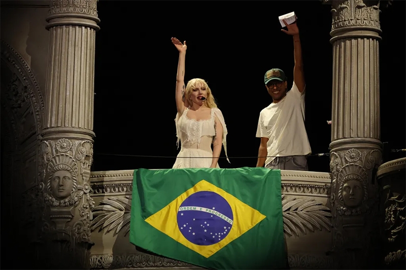  Funcionário do Copacabana Palace confirma que Lady Gaga enviou, sim, pizzas para fãs no Rio