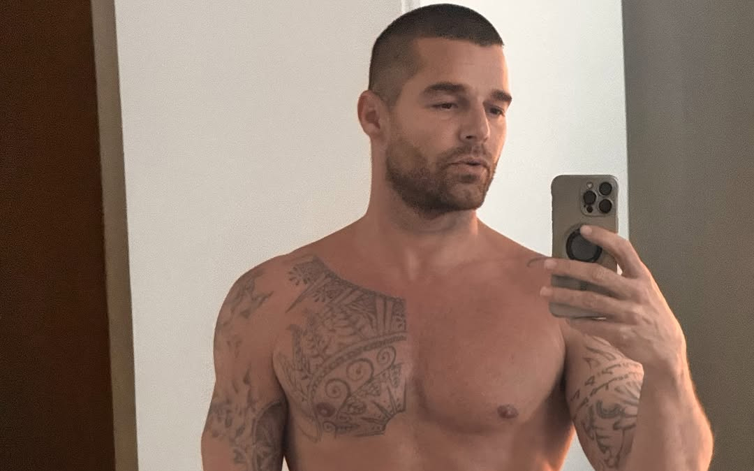 Ricky Martin exibe corpo musculoso aos 53 anos e deixa tatuagem íntima à mostra