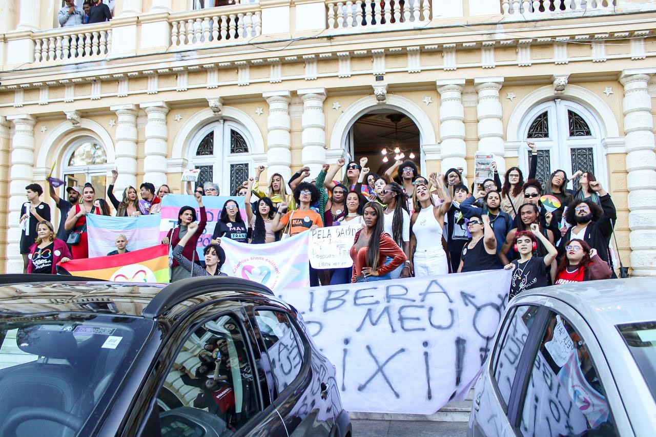 Após aprovação de PL transfóbica em Petrópolis, Benny Briolly lidera protesto nas ruas da cidade