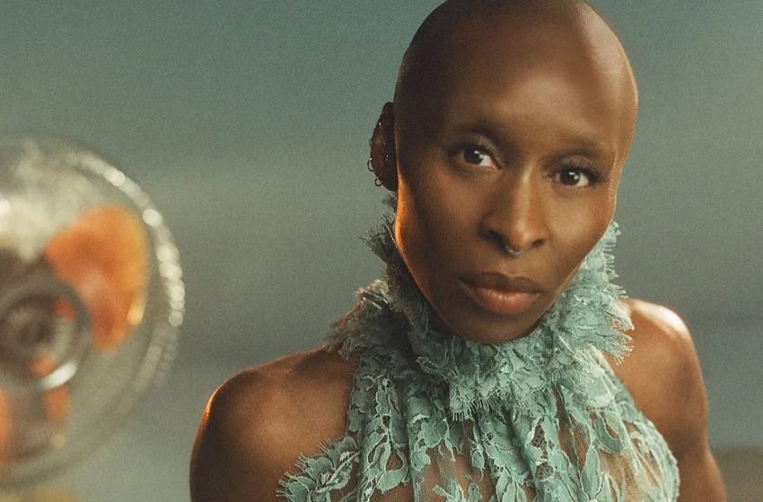  Cynthia Erivo rebate críticas por viver Jesus Cristo em musical: “É o lugar mais gay do mundo”