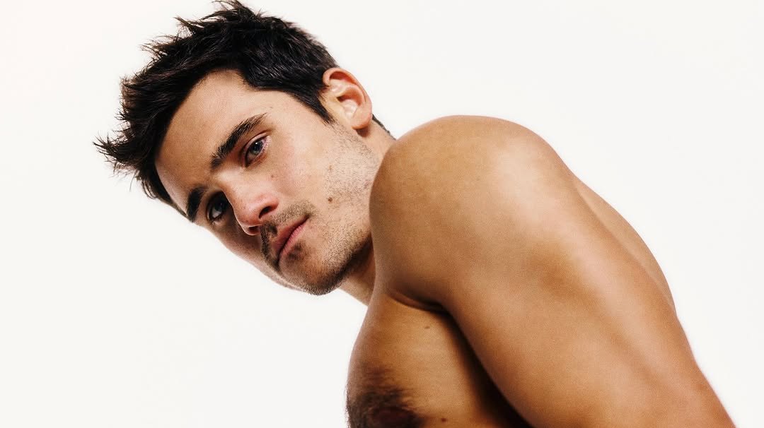 Nicolas Prattes responde com bom humor pergunta sobre tamanho do ‘piu-piu’: “22 cm de altura”