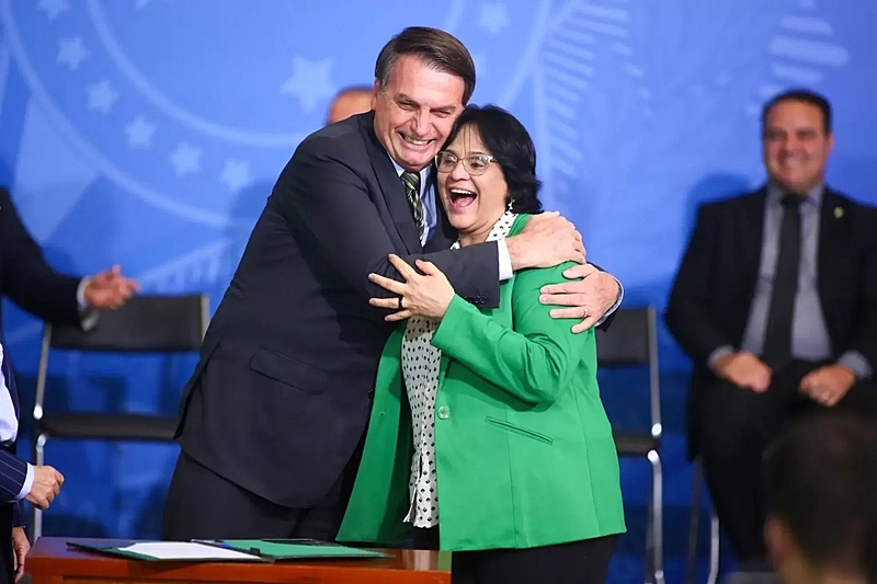  Damares Alves declara apoio a cotas para travestis, mas passado conservador levanta suspeitas