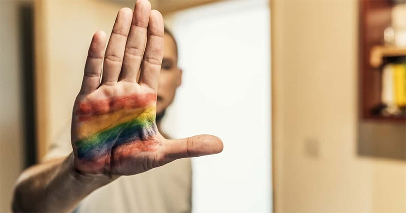  Professor é condenado por homofobia após incitar pais contra coordenador gay em escola infantil de SP