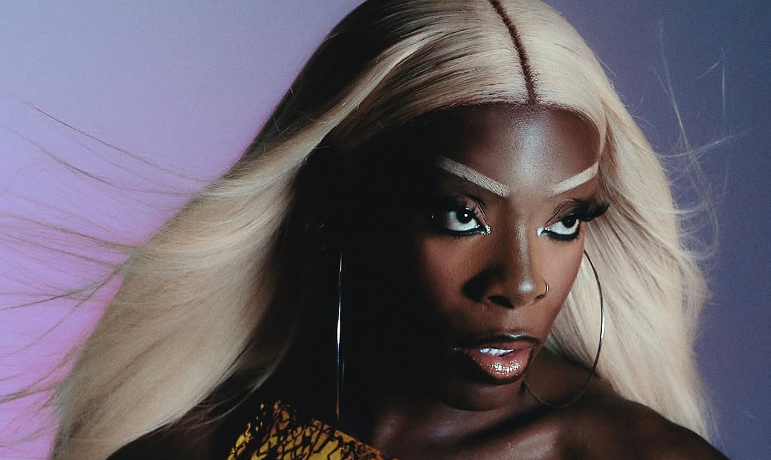 Keiona, winner da 2ª temporada de Drag Race France, chega ao Rio para Watch Party do Pink Flamingo