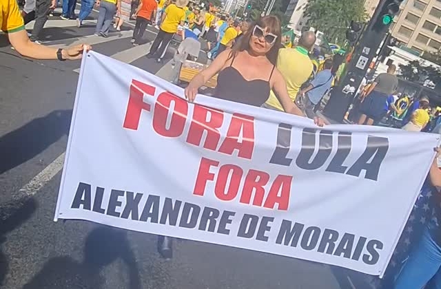  Travesti bolsonarista, Michelly Summer participa de ato na Paulista e se diz vítima de “falta de empatia” de LGBTs 