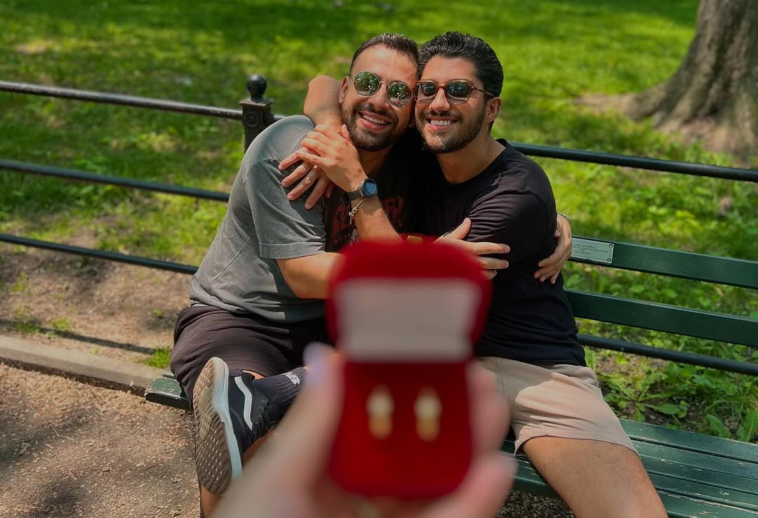 Rômulo D’Avila, repórter da Globo, fica noivo de cirurgião-dentista em pedido romântico no Central Park