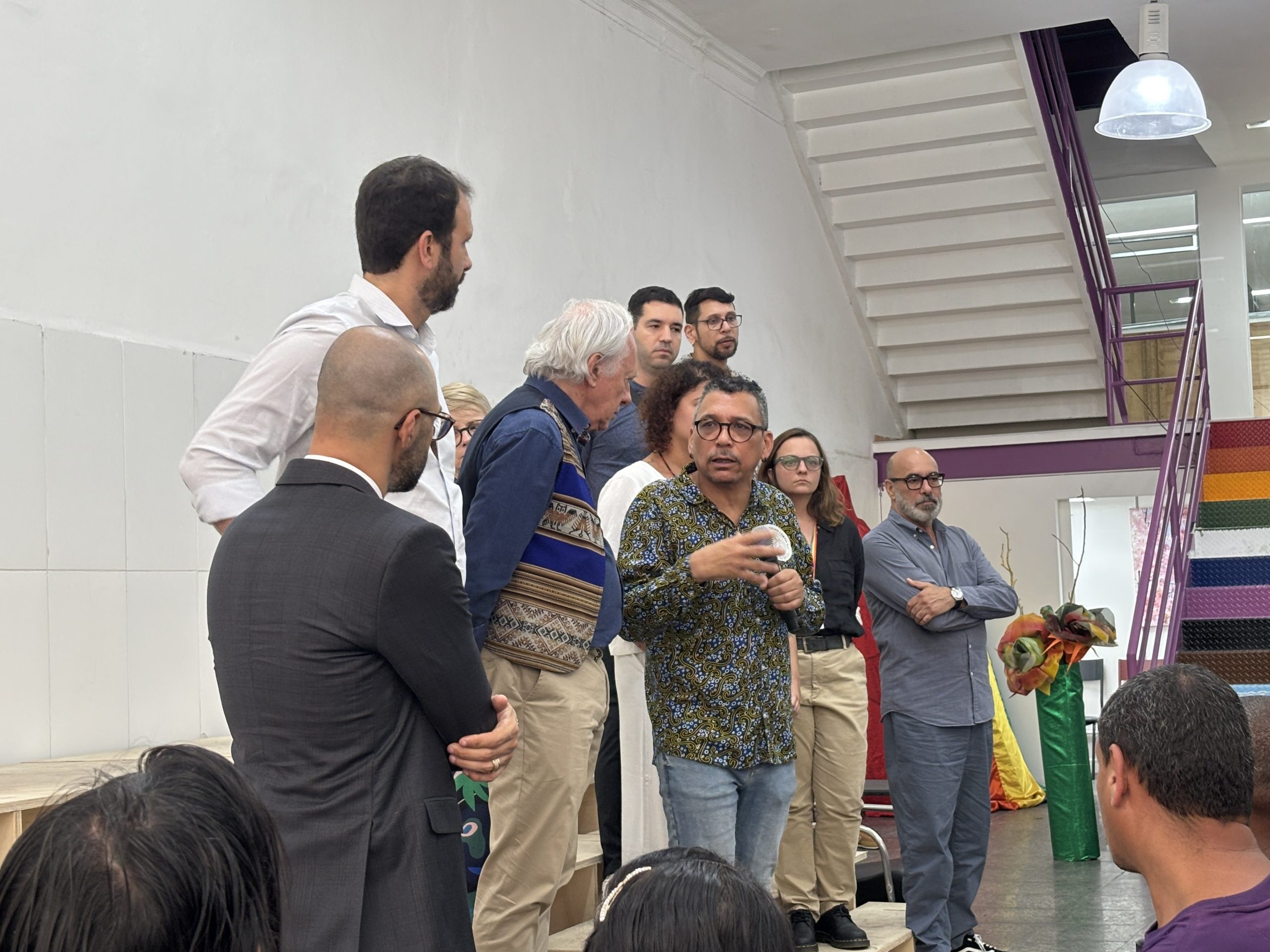 RJ: Deputados visitam sede do Grupo Arco-Íris e reforçam importância de manter ONG na Rua da Carioca