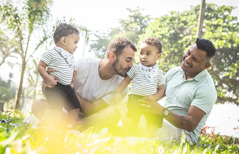  Adoções por casais gays crescem mais de 240% em cinco anos no Brasil, aponta levantamento