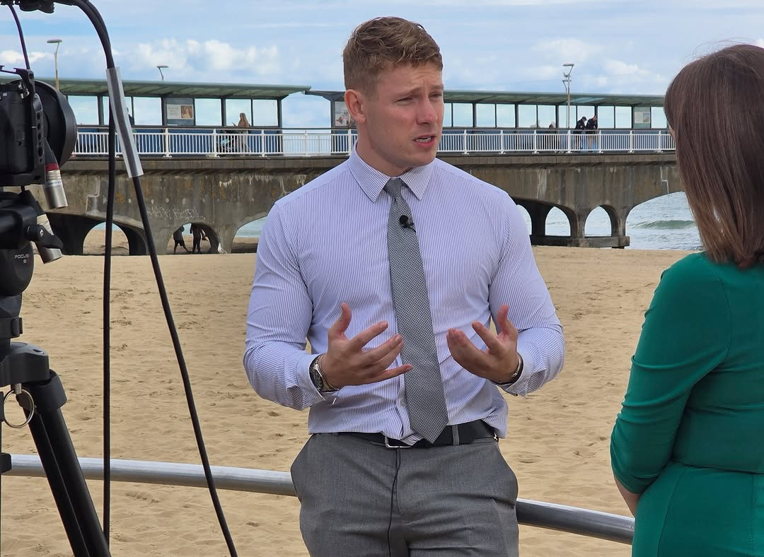 Político britânico rouba a cena nas redes sociais com foto compartilhada após entrevista