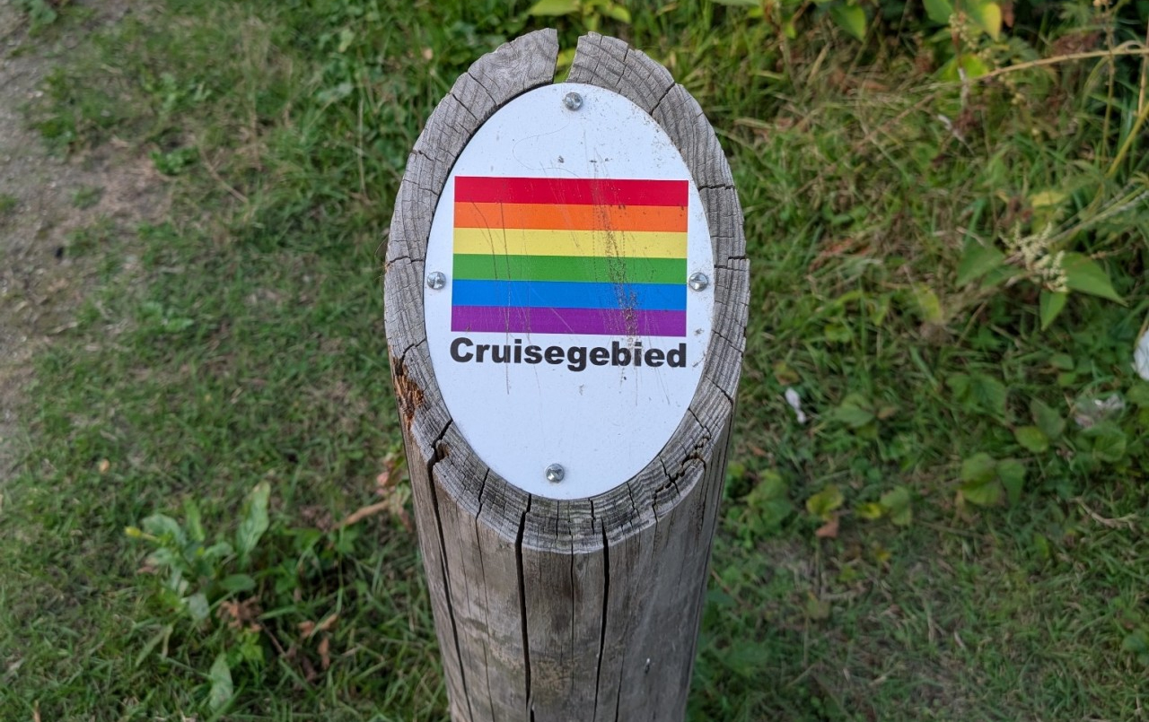 Cruising liberado: parque holandês instala placas para “alertar visitantes” sobre pontos de pegação gay