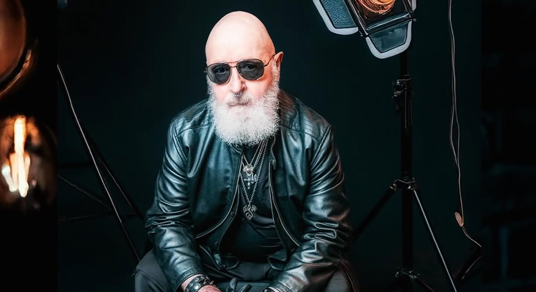 Lenda gay do metal relembra saída do armário em 1998 e celebra casamento após 35 anos de relação