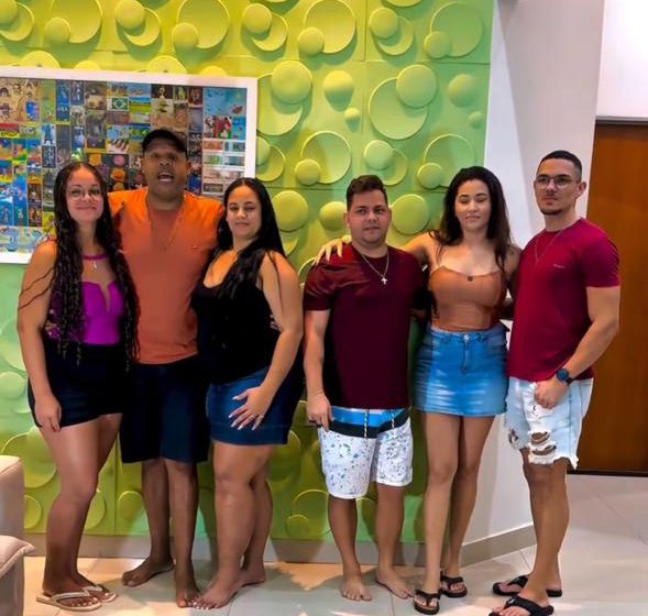  O amor é plural: trisais LGBTQIA+ viralizam nas redes e colocam o poliamor em pauta