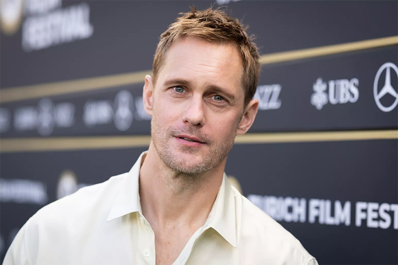  Alexander Skarsgård revela que vivências com “homens e mulheres” influenciaram personagem gay BDSM