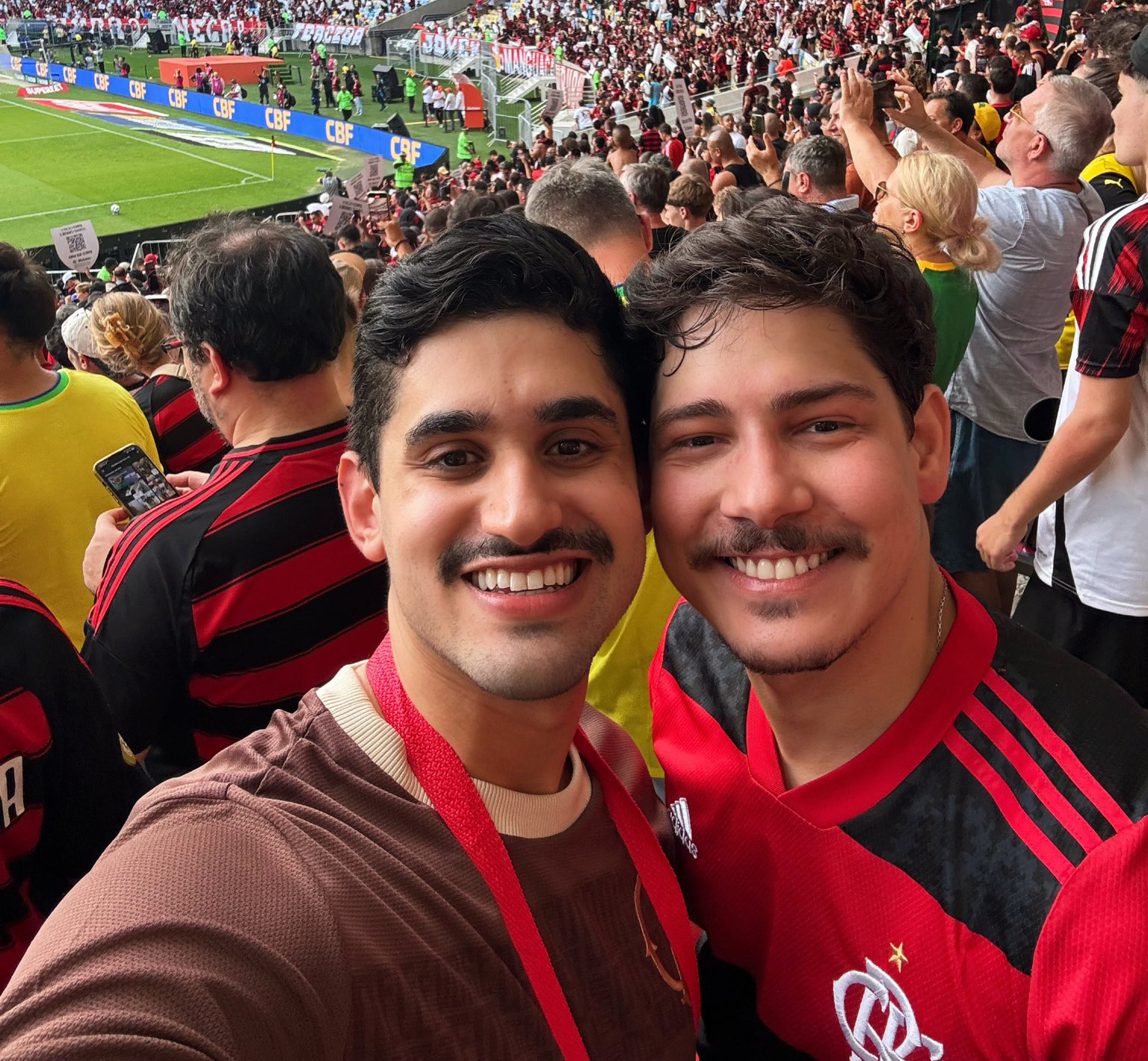 “Nós também pertencemos aqui”: casal gay flamenguista vira símbolo de diversidade em estádios de futebol