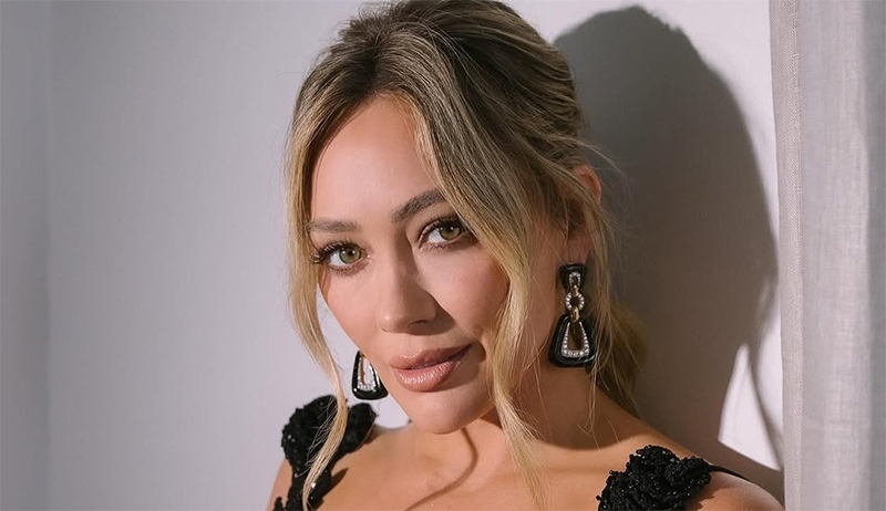 Hilary Duff confirma retorno à música após 10 anos e dedica nova era aos fãs LGBTs: “É tudo para eles”
