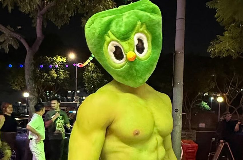  Mascote do Duolingo ganha upgrade sexy e rouba a cena no Halloween com fantasia ousada