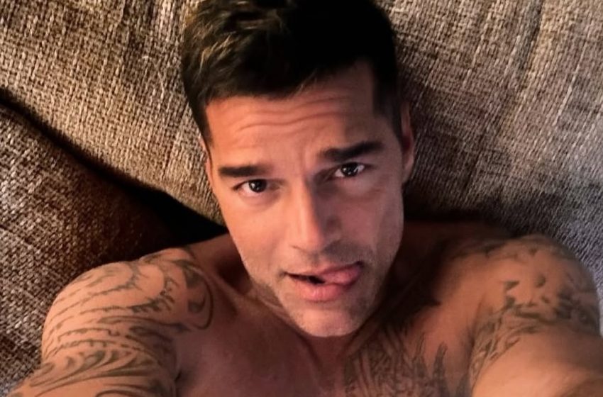  Peladão! Ricky Martin exibe corpo nu em selfie no espelho e deixa tatuagem íntima à mostra