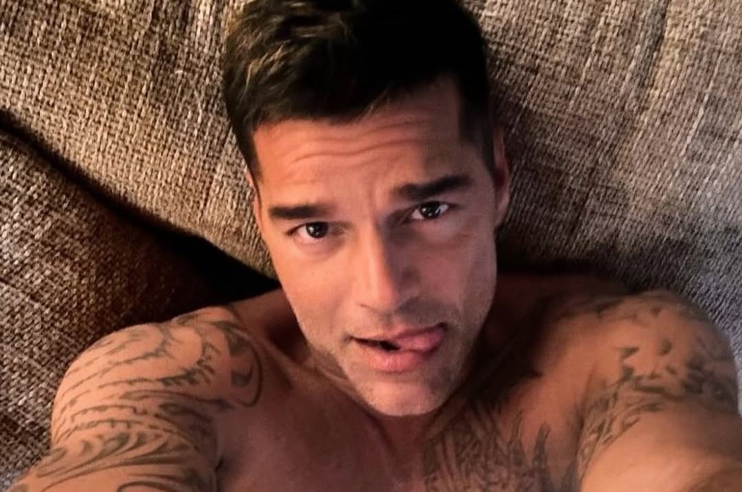 Peladão! Ricky Martin exibe corpo nu em selfie no espelho e deixa tatuagem íntima à mostra