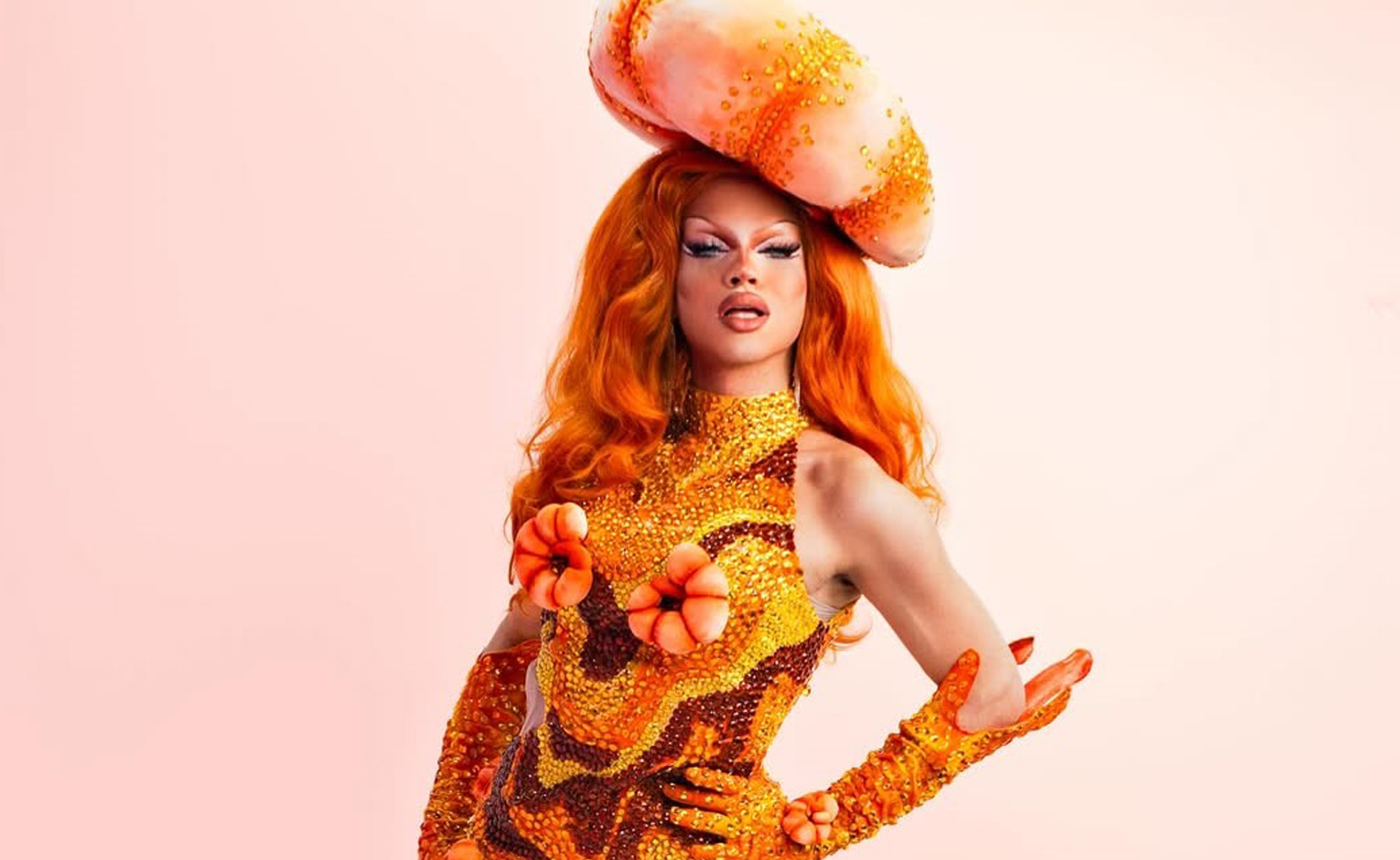 Chanel, do Drag Race Brasil, rebate transfobia após assumir namoro com lésbica: “Beijo pras drags sáficas!”