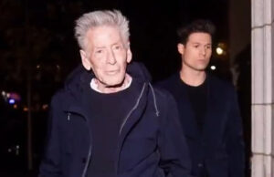 Calvin Klein quase cai em evento em NY e atitude do namorado divide opiniões nas redes sociais