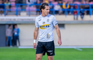 Jogador denuncia homofobia de torcida e pressiona autoridades: “Não me afeta, mas não devemos normalizar”