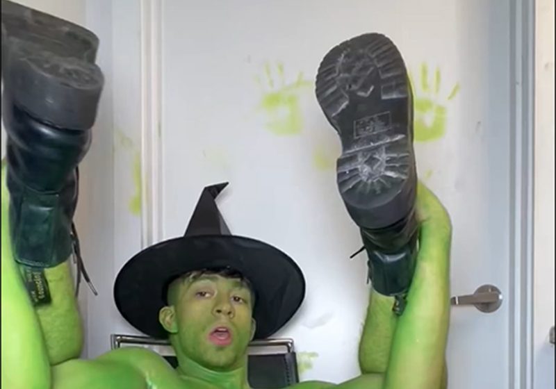  Pintado de verde e sem roupa, criador gay do OnlyFans entrega “Elphaba” nada tradicional