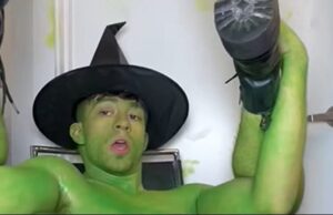 Pintado de verde e sem roupa, criador gay do OnlyFans entrega “Elphaba” nada tradicional