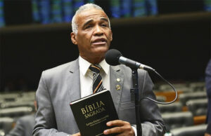 Pastor e “ex-gay”, deputado baiano apresenta projeto para criar o “Dia do Orgulho Hétero” no Brasil