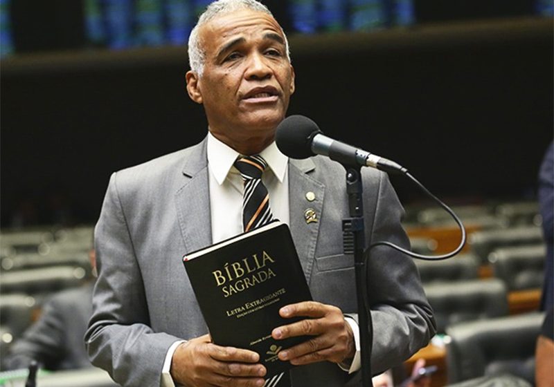  Pastor e “ex-gay”, deputado baiano apresenta projeto para criar o “Dia do Orgulho Hétero” no Brasil