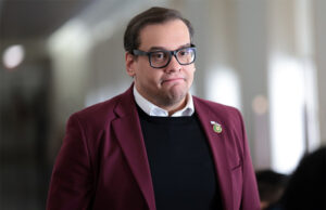 Liberto após acordo com Trump, George Santos tenta se reinventar, mas contradições persistem