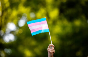 Justiça do Rio dobra indenização após empresa manter “nome morto” de cliente trans por quase um ano